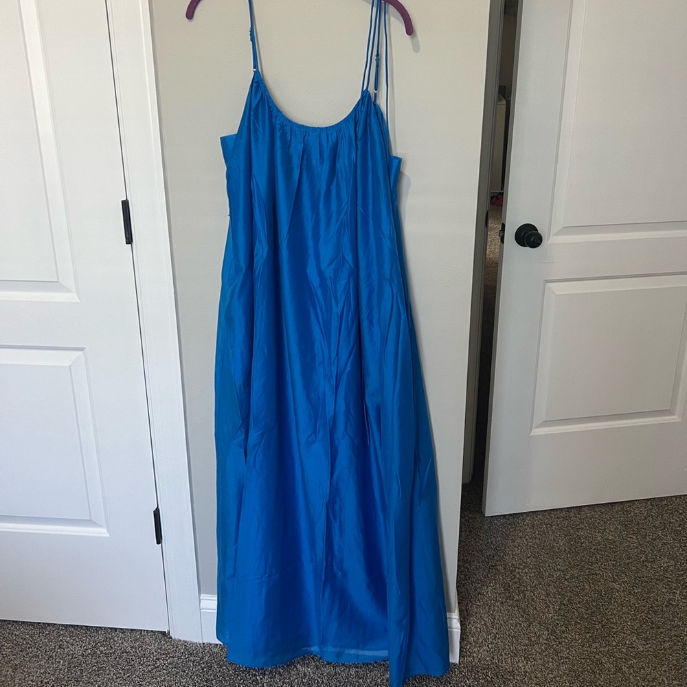 Gorgeous, BNWT banana republic maxi dress in blue size large